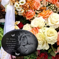 20 x 20 cm runde Schiefertafel mit Gravur & Foto – personalisierter Gedenkstein, wetterfest als Grabschmuck