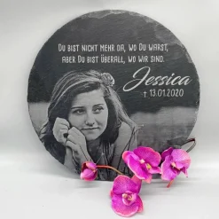 20 x 20 cm runde Schiefertafel mit Gravur & Foto – personalisierter Gedenkstein, wetterfest als Grabschmuck