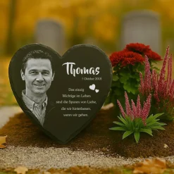 26 x 29 cm Schieferherz mit Gravur – Personalisierter Gedenkstein mit Foto und Wunschtext als wetterfester Grabschmuck