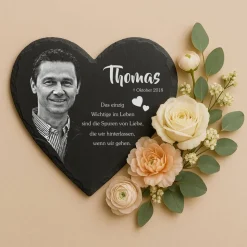 20 x 23 cm Schieferherz mit Gravur – personalisierter Gedenkstein mit Foto & Wunschtext als wetterfester Grabschmuck