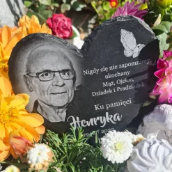 20 x 23 cm Schieferherz mit Gravur – personalisierter Gedenkstein mit Foto & Wunschtext als wetterfester Grabschmuck