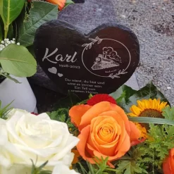 20 x 23 cm Schieferherz mit Gravur – Personalisiertes Gedenkstein mit Foto & Wunschtext als wetterfester Grabschmuck
