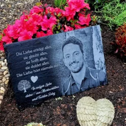 20 x 15 cm Schiefertafel mit Gravur – personalisierter Gedenkstein mit Foto & Wunschtext als wetterfester Grabschmuck