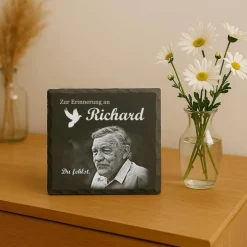 20 x 20 cm Schiefertafel mit Gravur – personalisierter Gedenkstein mit Foto & Wunschtext, wetterfest als Grabschmuck
