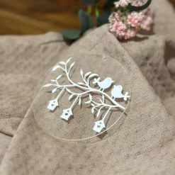 Acrylglasscheibe „Vögel auf Ast“ – Filigrane Frühlingsdeko mit Vogelhäuschen