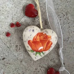 Acrylherz mit Serviettentechnik von innen dekoriert mit Band und Herzen