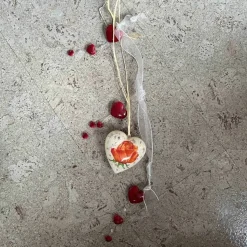 Acrylherz mit Serviettentechnik von innen dekoriert mit Band und Herzen