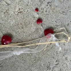 Acrylherz mit Serviettentechnik von innen dekoriert mit Band und Herzen