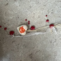 Acrylherz mit Serviettentechnik von innen dekoriert mit Band und Herzen