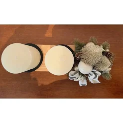 Adventsbalken, Adventsgesteck mit zwei dicken Kerzen, cremefarben