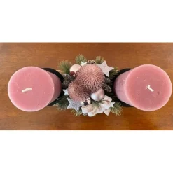 Adventsbalken, Adventsgesteck mit zwei dicken Kerzen, rosafarben