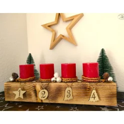 Adventsbalken aus Holz mit weißen Kerzen und Glaskugeln/ Adventsgesteck / Adventsdeko