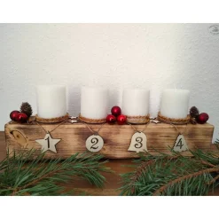 Adventsbalken aus Holz mit weißen Kerzen und Glaskugeln/ Adventsgesteck / Adventsdeko