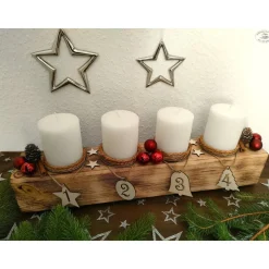 Adventsbalken aus Holz mit roten Kerzen und Glaskugeln/ Adventsgesteck / Adventsdeko