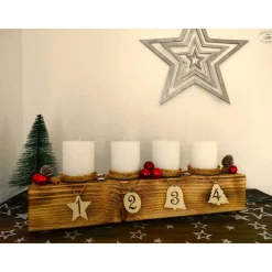 Adventsbalken aus Holz mit roten Kerzen und Glaskugeln/ Adventsgesteck / Adventsdeko