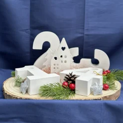 Advents-Deko mit Zahlen 1–4 & Winterdorf auf Baumscheibe – handgefertigte Weihnachtsdeko mit Stabkerzenhaltern