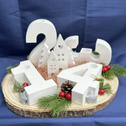 Advents-Deko mit Zahlen 1–4 & Winterdorf auf Baumscheibe – handgefertigte Weihnachtsdeko mit Stabkerzenhaltern