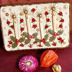 Adventsdekoration aus Holz & Leinen handgemacht– Adventskerzen aus Emaille mit Stickerei und Perlen zum Aufhängen