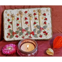 Adventsdekoration aus Holz & Leinen handgemacht– Adventskerzen aus Emaille mit Stickerei und Perlen zum Aufhängen