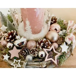 Adventsgesteck mit Windlicht auf Kranz, rosa/silber/weiß/grau