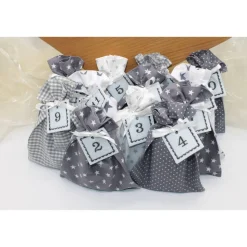 Adventskalender / Säckchen zum Befüllen / Stoffsäckchen mit Zahlen grau weiß