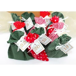 Adventskalender / Säckchen zum Befüllen / Stoffsäckchen mit Zahlen dunkelgrün rot