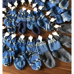 Adventskalender aus kleinen Socken gestrickt, 24 Stück zum befüllen - wiederverwendbar, nachhaltig