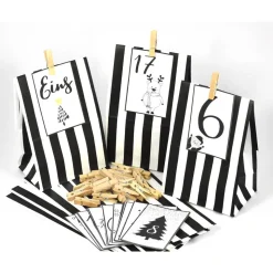 Adventskalender DIY mit Blockbeutel, Zahlen und Holzklammern mir grafischen Motiven