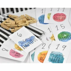 Adventskalender DIY mit Kraftpapiertüten, Zahlen und Holzklammern mir spirituellen Motiven