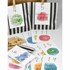 Adventskalender DIY mit Kraftpapiertüten, Zahlen und Holzklammern mir spirituellen Motiven