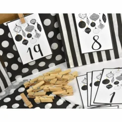 Adventskalender DIY mit Kraftpapiertüten, Zahlen und Holzklammern mir grafischen Motiven