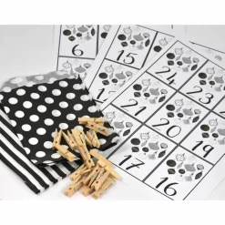 Adventskalender DIY mit Kraftpapiertüten, Zahlen und Holzklammern mir grafischen Motiven