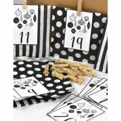 Adventskalender DIY mit Kraftpapiertüten, Zahlen und Holzklammern mir grafischen Motiven