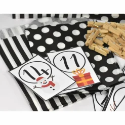 Adventskalender DIY mit Kraftpapiertüten, Zahlen und Holzklammern mir grafischen Motiven