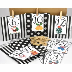 Adventskalender DIY mit Kraftpapiertüten, Zahlen und Holzklammern mir grafischen Motiven