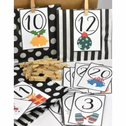 Adventskalender DIY mit Kraftpapiertüten, Zahlen und Holzklammern mir grafischen Motiven