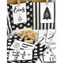 Adventskalender DIY mit Kraftpapiertüten, Zahlen und Holzklammern mir grafischen Motiven