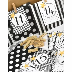 Adventskalender DIY mit Kraftpapiertüten, Zahlen und Holzklammern mir grafischen Motiven