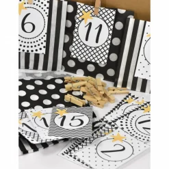 Adventskalender DIY mit Kraftpapiertüten, Zahlen und Holzklammern mir grafischen Motiven