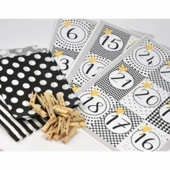 Adventskalender DIY mit Kraftpapiertüten, Zahlen und Holzklammern mir grafischen Motiven