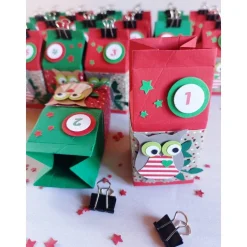 Adventskalender hergestellt aus 24 kleinen Milchkartons in rot und grün