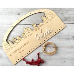 Adventskalender Holz 38×21 cm – Winterlandschaft mit Rehen, Acryl-Name, Lederband | Brett, Zahlen oder Komplettset