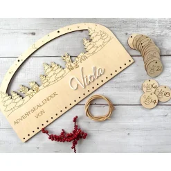 Adventskalender Holz 38×21 cm – Winterlandschaft mit Rehen, Acryl-Name, Lederband | Brett, Zahlen oder Komplettset