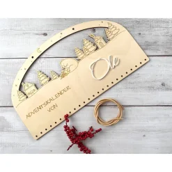 Adventskalender Holz 38×21 cm – Winterlandschaft mit Bär, Acryl-Name, 4 mm Birke | Brett / Zahlen / Komplettset