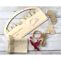 Adventskalender Holz 38×21 cm – Winterlandschaft mit Bär, Acryl-Name, 4 mm Birke | Brett / Zahlen / Komplettset