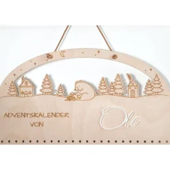 Adventskalender Holz 38×21 cm – Winterlandschaft mit Bär, Acryl-Name, 4 mm Birke | Brett / Zahlen / Komplettset