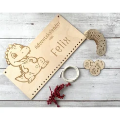 Adventskalender Holz Drache personalisiert 36×24 cm | Brett, Zahlenanhänger oder Komplettset mit Beuteln