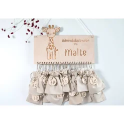 Adventskalender Holz „Giraffe“ personalisiert 36×24 cm – Brett / mit Zahlen / Komplettsets mit Beuteln