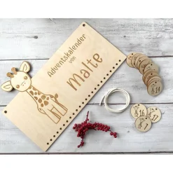 Adventskalender Holz „Giraffe“ personalisiert 36×24 cm – Brett / mit Zahlen / Komplettsets mit Beuteln