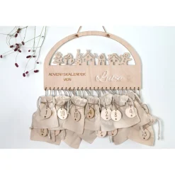 Adventskalender Holz „Lebkuchenhäuser“ 38×23 cm | Acryl-Name in Weiß | Sets mit Stern-Zahlen & Beuteln